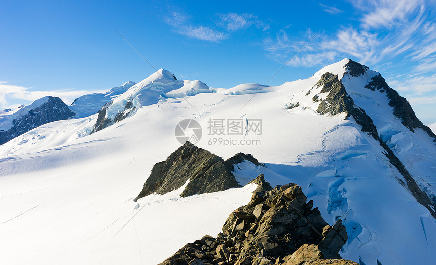 雪山山景雪,蓝天清澈图片