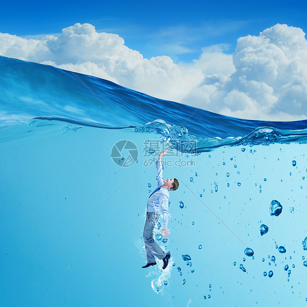 女商人水下穿着西装的轻商人水晶蓝色的水里游泳图片