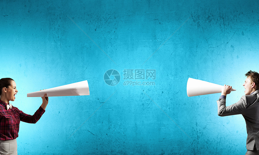 彼此听见轻人用纸喇叭互相尖叫