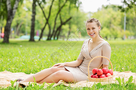 带苹果的女孩夏天公园里带着苹果的轻漂亮女人背景图片