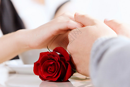 浪漫的约会特写轻夫妇牵手咖啡馆约会的照片图片