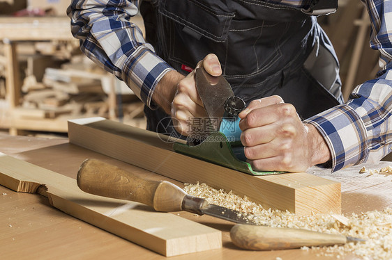 他的工作室里他的工作室里用飞机工作图片