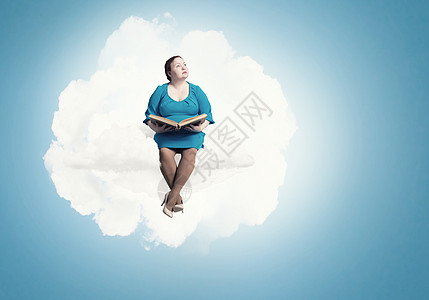 胖女人再加上大小的女人,手里着书,坐云上图片