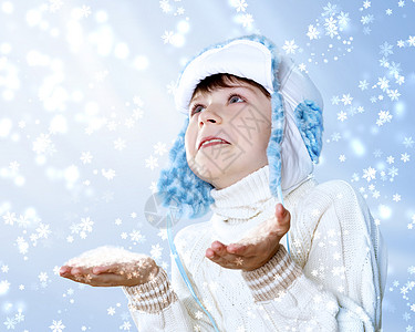 冬天穿雪背景的小孩子的肖像图片