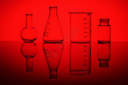 红色背景下的烧杯图片