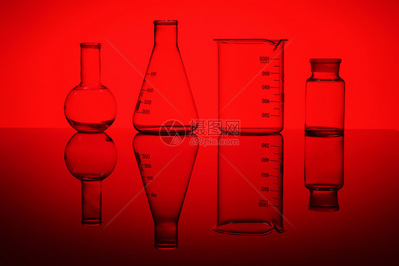 红色背景下的烧杯图片