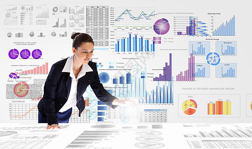 商业分析轻女商人分析市场数据信息图片