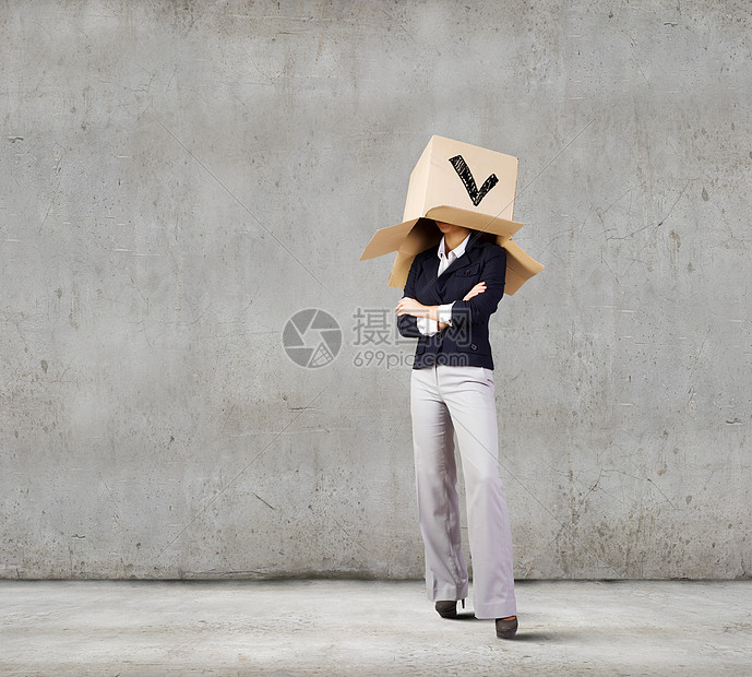 带盒子的女人自信的女商人头上戴着纸箱