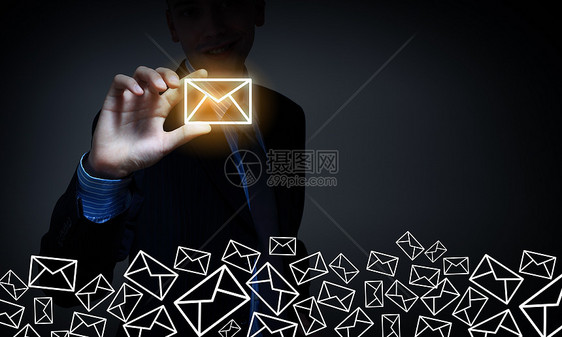 商业电子邮件近距离观看商人用手指电子邮件标志图片