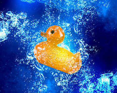 水中的黄色鸭子玩具图片
