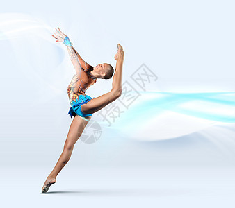 穿着体操服的轻女子摆姿势穿着体操服的轻可爱的女人白色背景上表现出运动技能图片