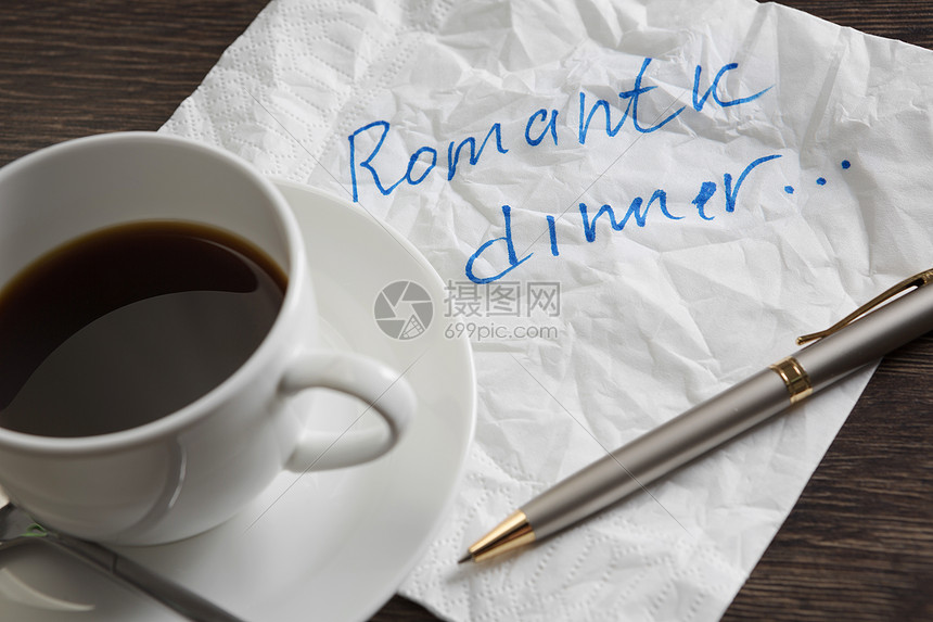 写在餐巾纸上的情书和木桌上的咖啡图片