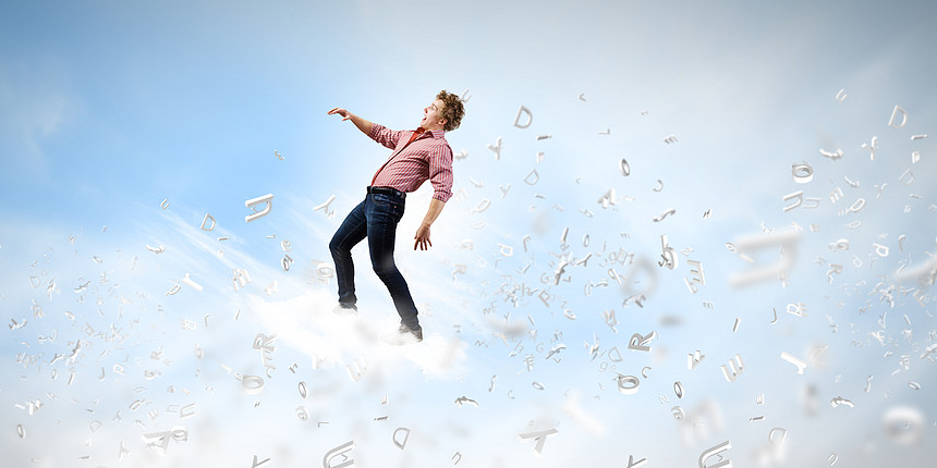 云上的人轻人高高的天空上行走