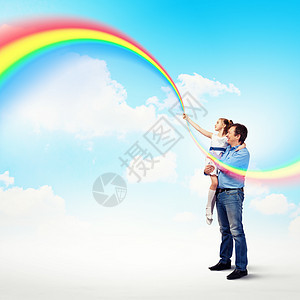 父亲抱着他的女儿彩虹幸福的父亲牵手的形象,女儿彩虹图片
