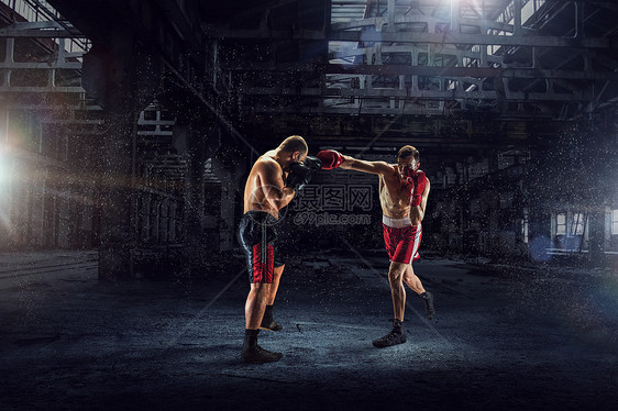 两个拳击手的战斗强大的拳击手黑暗的工业内部中战斗图片
