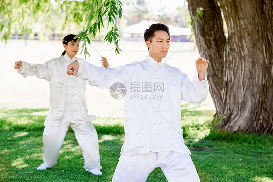 人们公园练泰拳人们夏天公园练太极拳图片