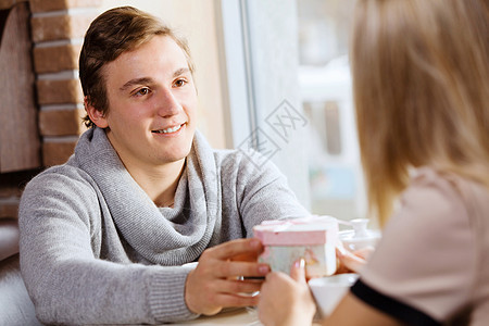 情侣约会约会的轻人给他的女孩送礼物图片