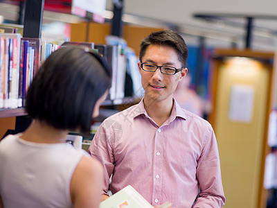 年轻的学生图书馆工作图片