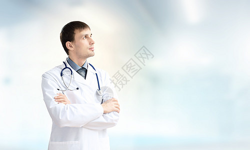 自信的医生轻英俊的医生,白色背景的听诊器图片