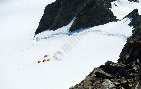 雪山山景,雪中三个帐篷图片