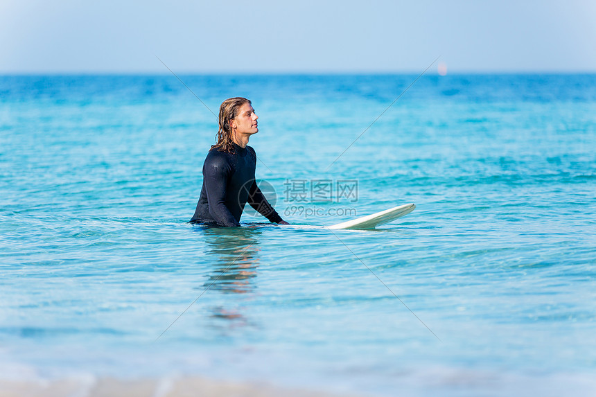 个轻的冲浪者海滩上冲浪准备好打浪了图片