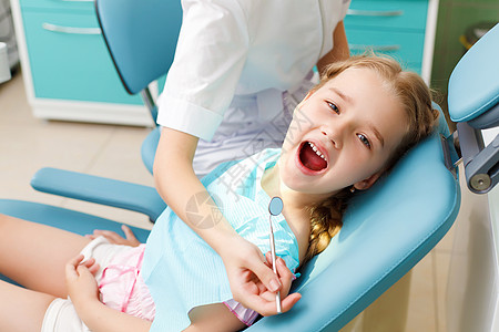 坐在牙医办公室的小女孩图片