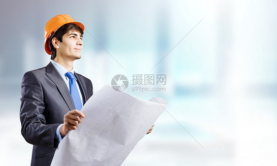 年轻的建筑师看建筑项目图片