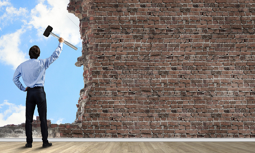 打破壁垒轻坚定的商人用打破了墙