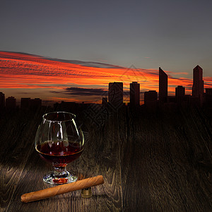 威士忌雪茄落日背景下的红酒背景