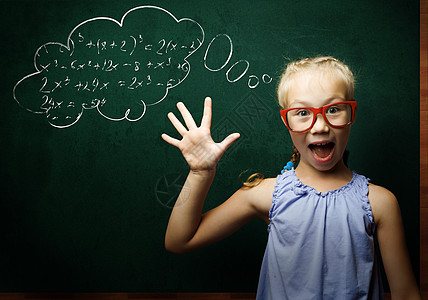 聪明的女学生天才女孩戴着红色眼镜,靠近黑板,公式图片