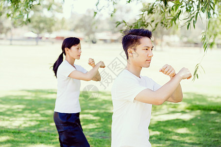 人们公园练泰拳人们夏天公园练泰拳背景图片