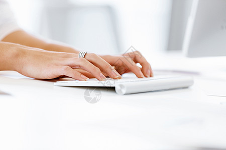 女的手键盘上打字女的手白色键盘上打字图片