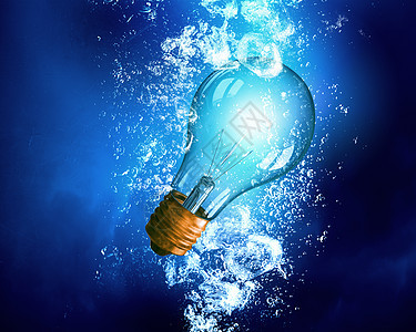 灯泡水下能量与灯泡清澈的蓝色水图片