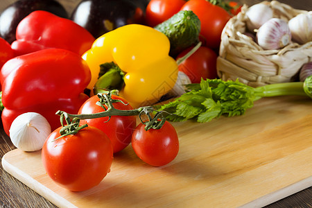 素食主义者新鲜蔬菜木制切割板上各种蔬菜背景