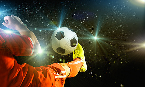户外男足球比赛特写足球运动员脚踢球的形象设计图片