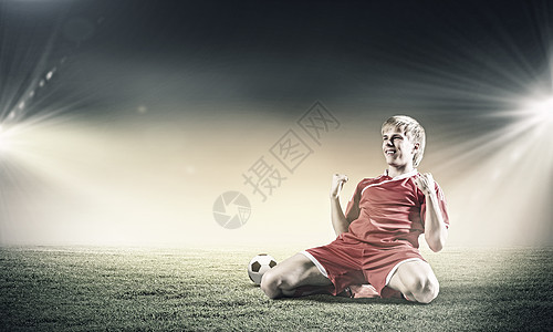 足球球门足球运动员站膝盖上,高兴地尖叫图片