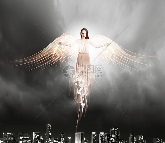 女人展开翅膀在天空背景图图片