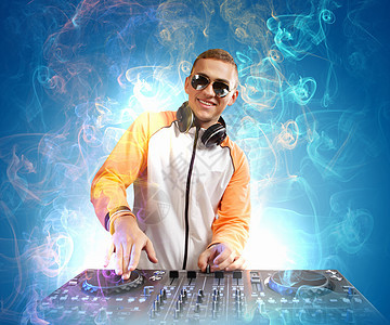 DJ个调音台设备来控制声音播放音乐DJ混合器背景图片