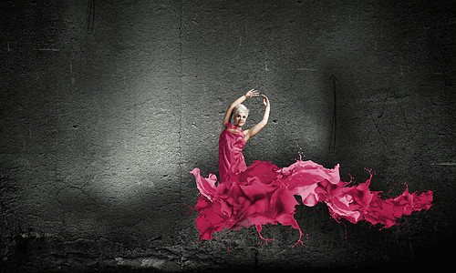 无忧无虑的女人穿着粉红色的连衣裙图片
