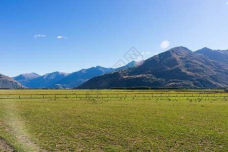 风景如画新西兰阿尔卑斯山田野的自然景观图片