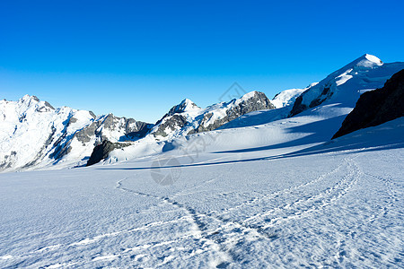 山峰山景雪,蓝天清澈图片