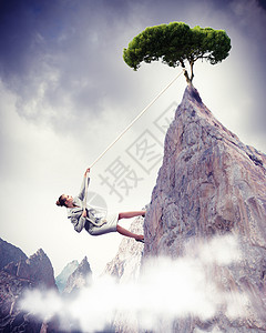 女商人爬山女商人攀登陡峭的山,树挂绳子上图片
