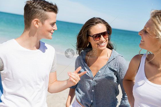 海滩上轻人的陪伴群轻的朋友海滩上沿着海岸散步图片