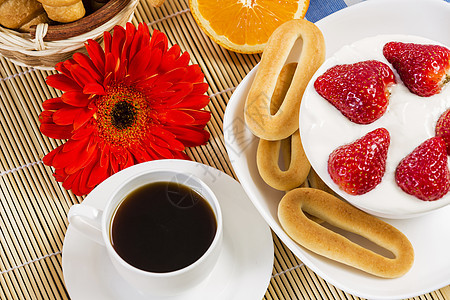 早餐包括各种糕点咖啡新鲜草莓图片