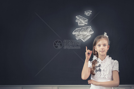 可爱的学校女孩黑板上画了钞票金钱科学图片