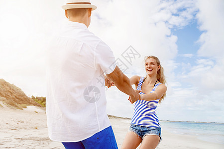 快乐的夫妇海滩上玩得开心快乐的轻夫妇海滩上玩得开心图片