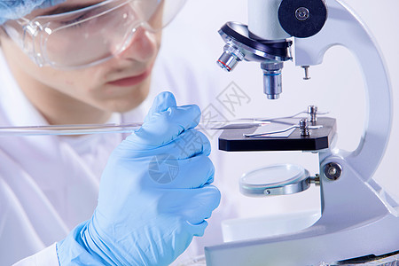 化学家科学家用显微镜实验室工作背景