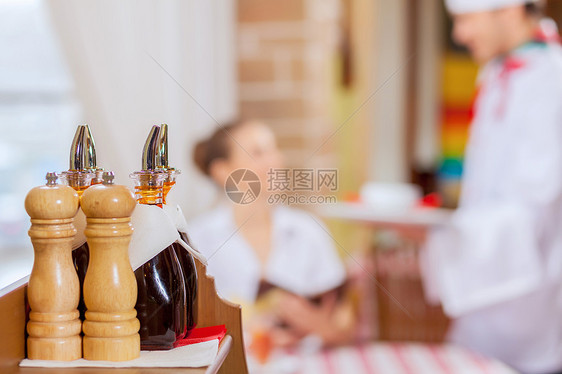 餐厅的轻女人轻的女人坐餐馆里图片