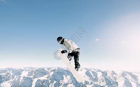 滑雪者晴朗的蓝天上跳高滑雪运动图片
