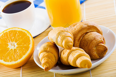 美味的早餐早餐桌上牛角包杯咖啡图片